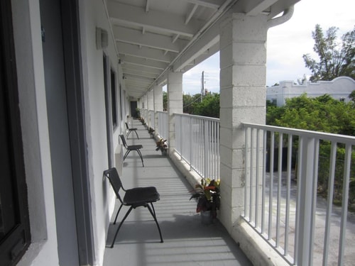 Queen Room Near Paws Pet Land MIA 4 Luxury Bookings