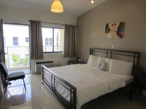 Queen Room Near Paws Pet Land MIA Luxury Bookings