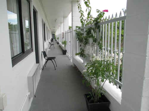 Queen Room Near Paws Pet Land MIA 6 Luxury Bookings