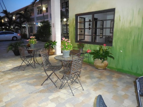 Queen Room Near Paws Pet Land MIA 8 Luxury Bookings