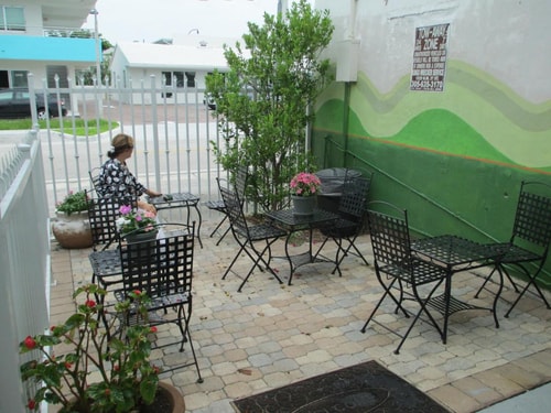 Queen Room Near Paws Pet Land MIA 10 Luxury Bookings