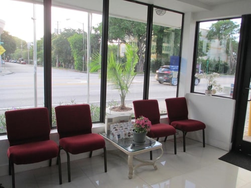 Queen Room Near Paws Pet Land MIA 11 Luxury Bookings