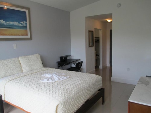 Queen Room Near Paws Pet Land MIA 1 Luxury Bookings