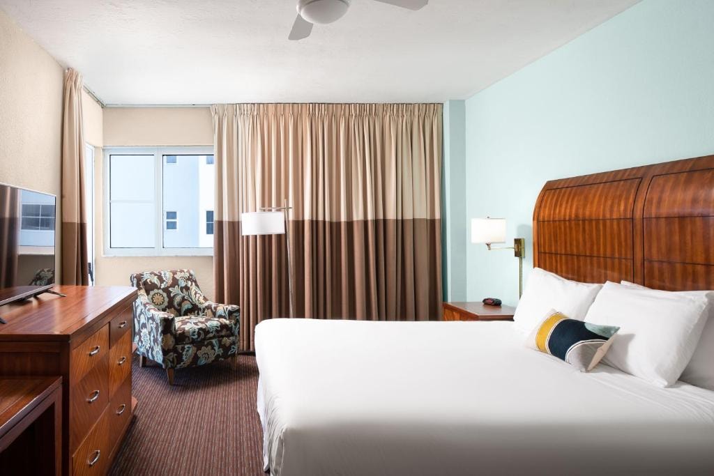 City View King Room Near Allison Park MIA Luxury Bookings