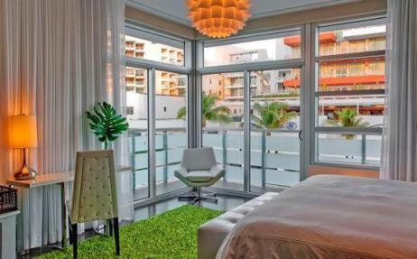 Prime King Room Near Pura Vida MIA 2 Luxury Bookings