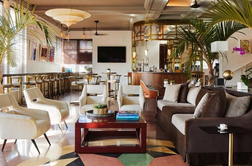 King Room Near Starbucks MIA 5 Luxury Bookings