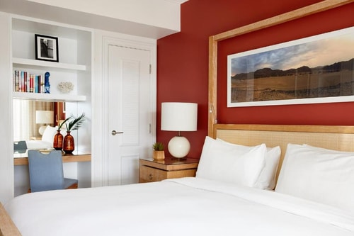 King Room Near Starbucks MIA 1 Luxury Bookings