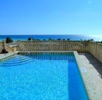 Deluxe Studio Near Walgreens MIA 13 Luxury Bookings