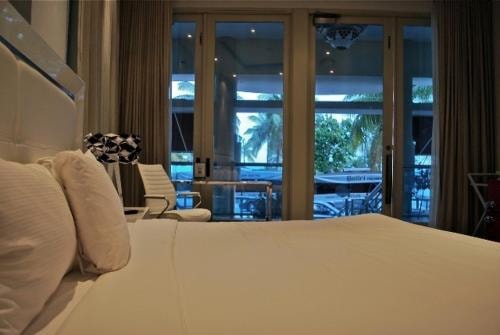 Deluxe Studio Near Walgreens MIA Luxury Bookings