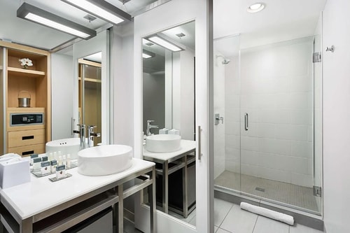 Standard King Room Near Avis Car Rental MIA 5 Luxury Bookings