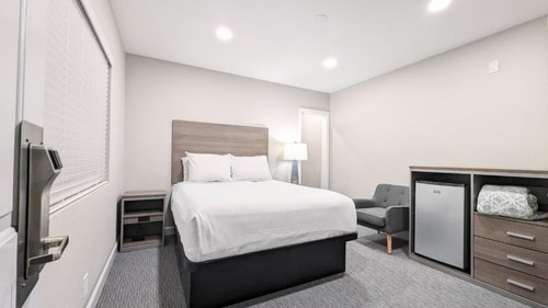 Queen Room Near Hotchkiss Park LA Luxury Bookings
