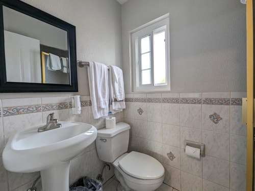 Queen Room Near Hotchkiss Park LA 3 Luxury Bookings