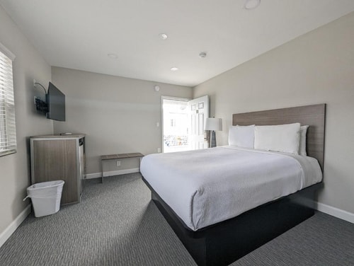 Queen Room Near Hotchkiss Park LA 2 Luxury Bookings