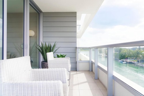 Deluxe King Room Near Regions Bank MIA 3 Luxury Bookings