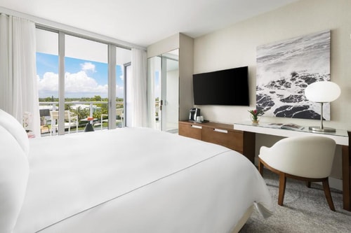 Deluxe King Room Near Regions Bank MIA 1 Luxury Bookings