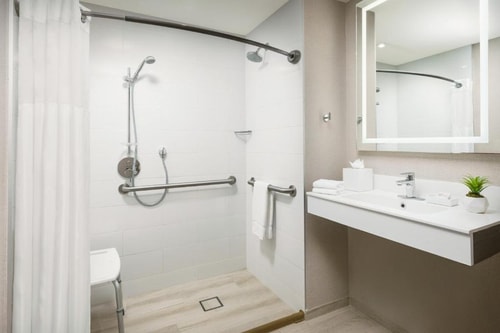 Deluxe King Room Near Regions Bank MIA 6 Luxury Bookings