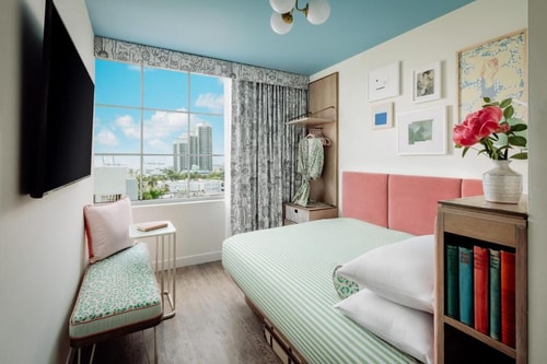 Standard Queen Room Near Vans MIA 1 Luxury Bookings
