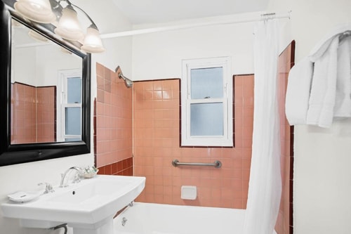 Classic Queen Room Near Ocean View Park LA 4 Luxury Bookings