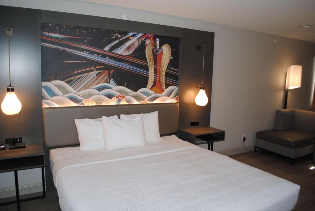 King Room Near Ord and Yale Street Park LA Luxury Bookings