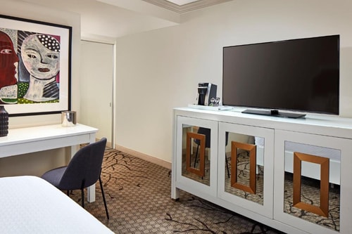 King Room Near Margaret Herrick Library LA 2 Luxury Bookings