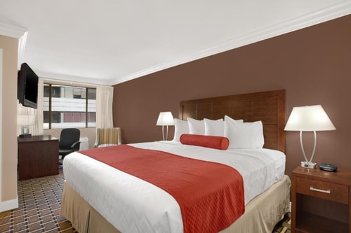 King Room Near Lafayette Park LA Luxury Bookings