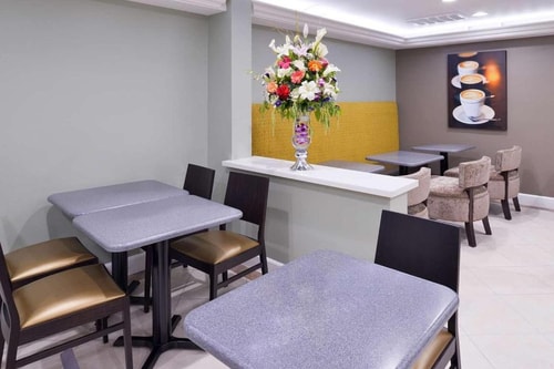 King Room Near Lafayette Park LA 9 Luxury Bookings