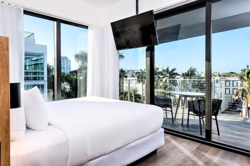 Deluxe Double Room  Near Carma Connected MIA 2 Luxury Bookings