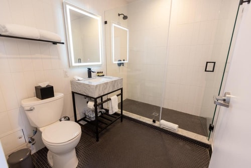 Deluxe Double Room  Near Carma Connected MIA 4 Luxury Bookings