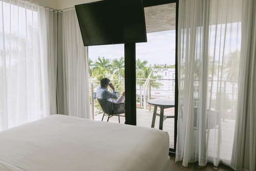 Deluxe Double Room  Near Carma Connected MIA 1 Luxury Bookings