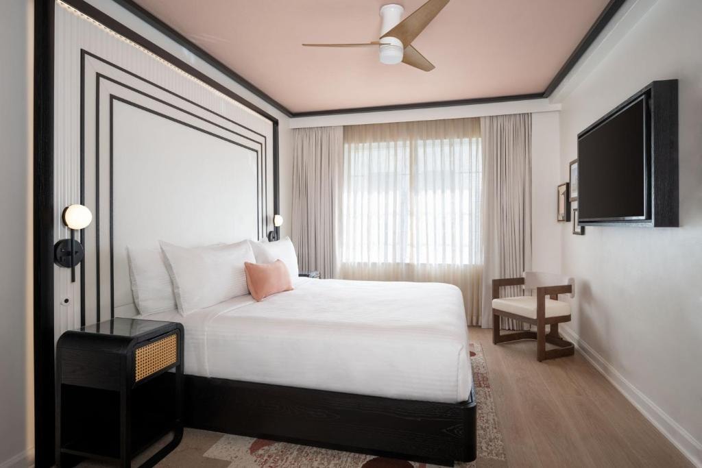 King Room Near Coyote Taqueria MIA Luxury Bookings