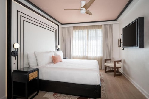 King Room Near Coyote Taqueria MIA 0 Luxury Bookings