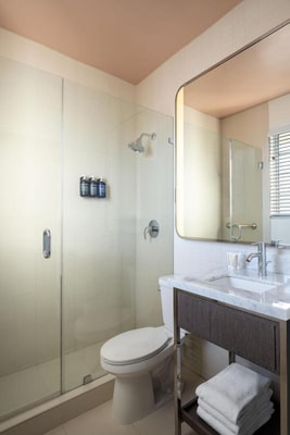 King Room Near Coyote Taqueria MIA 4 Luxury Bookings