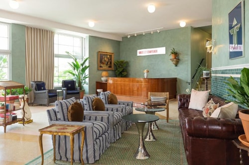 King Room Near Starbucks MIA 6 Luxury Bookings