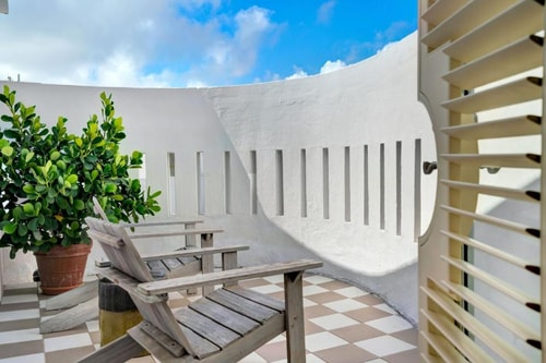 King Room Near Starbucks MIA 11 Luxury Bookings