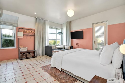 King Room Near Starbucks MIA 1 Luxury Bookings