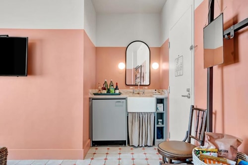 King Room Near Starbucks MIA 5 Luxury Bookings