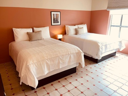 King Room Near Starbucks MIA 2 Luxury Bookings