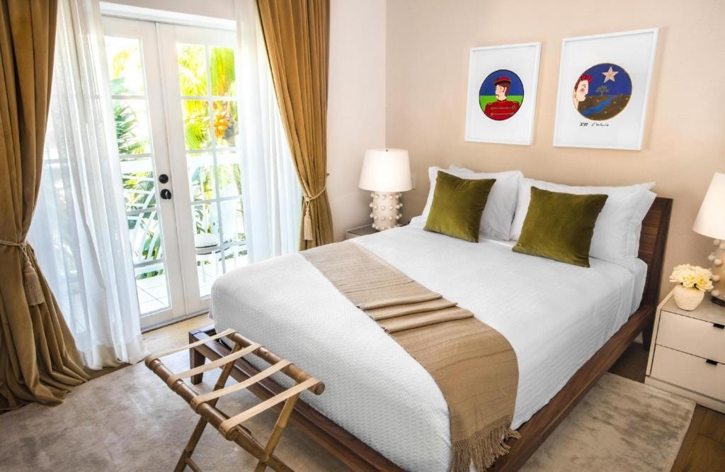 Deluxe Queen Room Near Ferre Building MIA Luxury Bookings