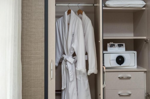 Deluxe Suite Near World Erotic Art Museum MIA 10 Luxury Bookings