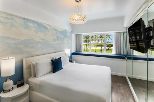 King Room Near Walgreens MIA 3 Luxury Bookings