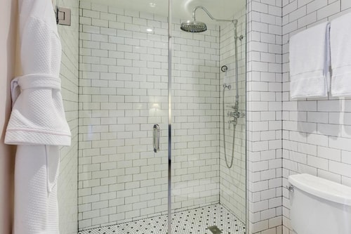 Classic Room Near Seasons Cafe MIA 3 Luxury Bookings