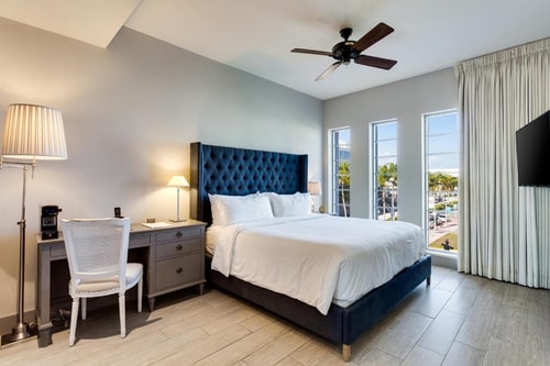 Classic Room Near Seasons Cafe MIA 1 Luxury Bookings