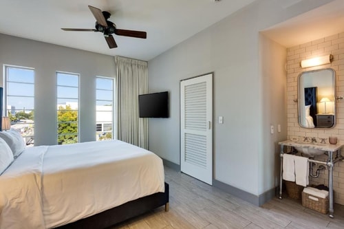 Classic Room Near Seasons Cafe MIA 2 Luxury Bookings