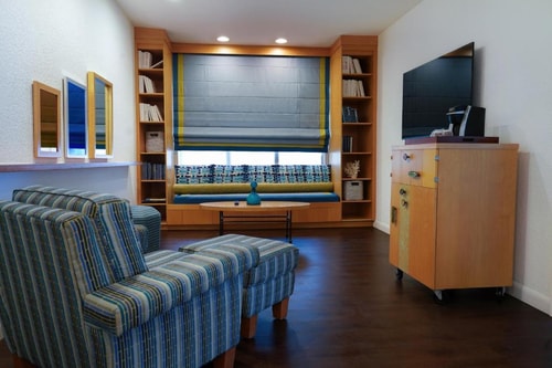 King Room Near News Cafe MIA 1 Luxury Bookings