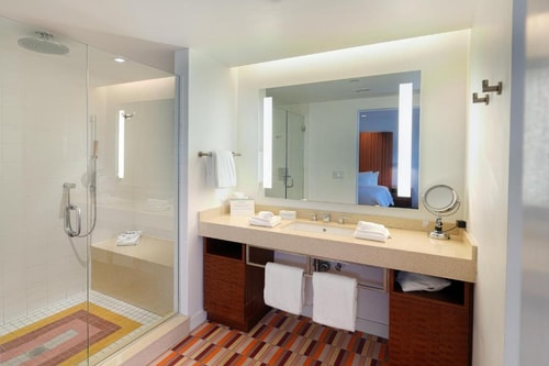 King Room Near News Cafe MIA 2 Luxury Bookings