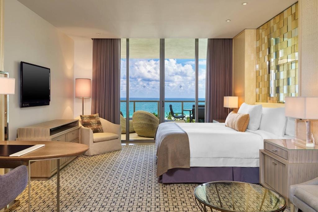 Deluxe King Room Near Atlantikos MIA Luxury Bookings