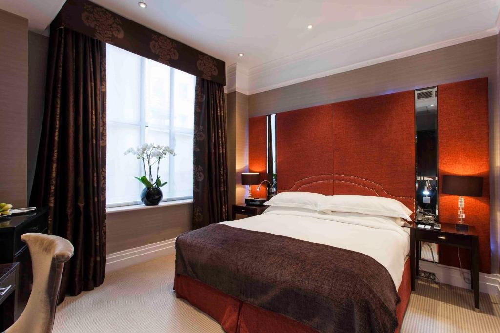 Classic Double Near Walton Estates LON Luxury Bookings