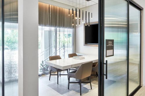 King Room Near Waffle House ORL 9 Luxury Bookings