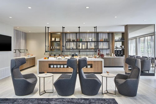 King Room Near Waffle House ORL 11 Luxury Bookings