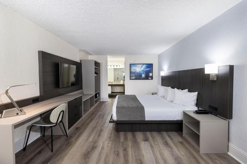 Deluxe King Room Near Legacy Tech ORL 1 Luxury Bookings